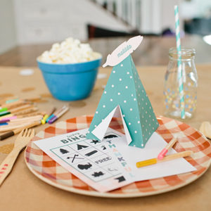 thanksgiving bingo and kids table setting. raeannkelly-kids-thanksgiving-1