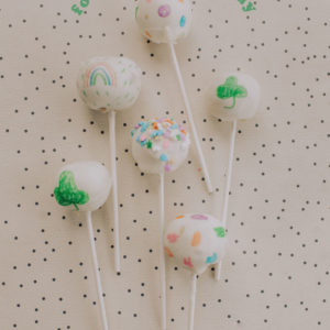 HOMEMADE CAKE POPS FOR ST. PATRICK’S DAY handmade-decorated-doodle-cake-pops-1
